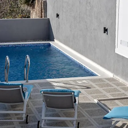 Lotte With Private Pool In The Center! * Makarska