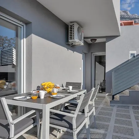 Lotte With Private Pool In The Center! Makarska